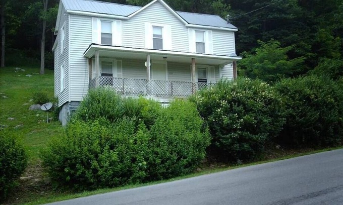 Tazewell House | The Dragon's Den - Upstairs Private Room 2