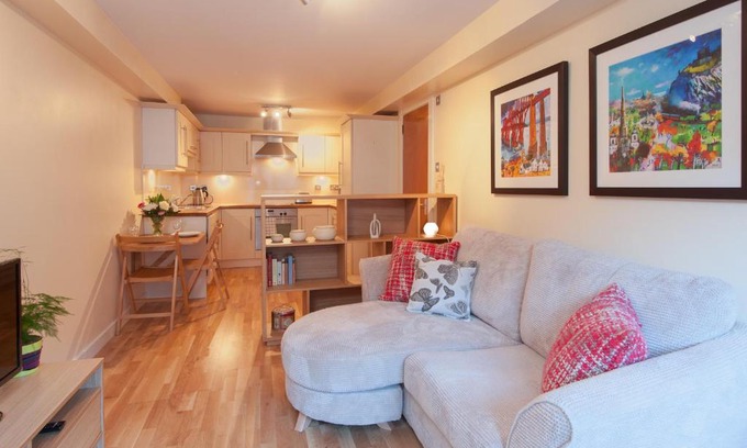 Old Town Apartment | The Drummond Street Residence