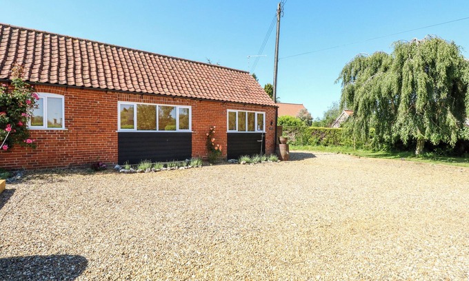 Stow Bedon Cottage | THE DUCK HOUSE, romantic, with hot tub in Watton
