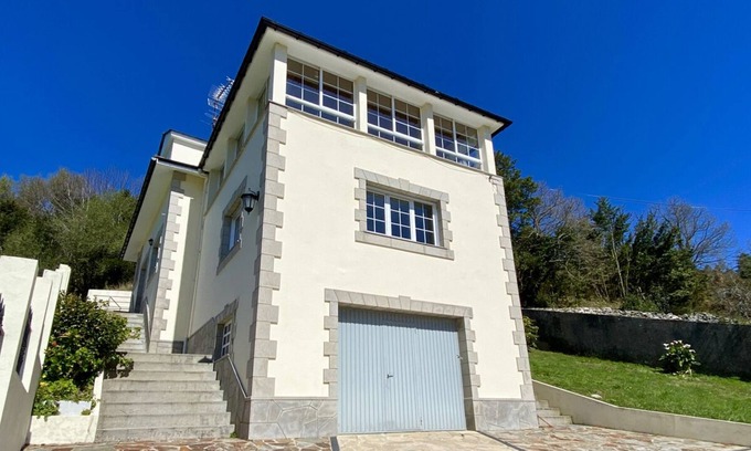Viveiro House | The Eagle's Nest-Sunny villa just 5 minutes to town and beach!