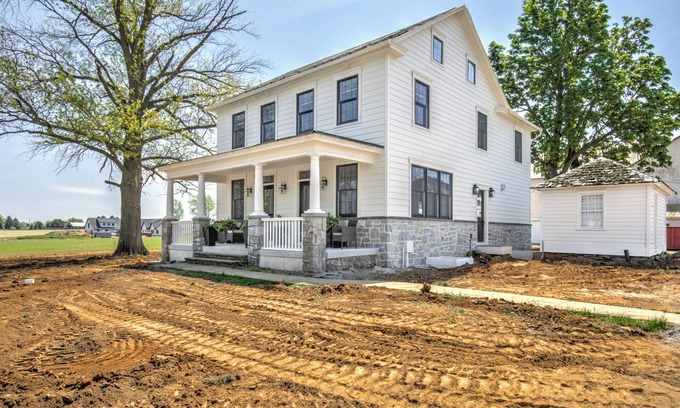 Gordonville House | The Eby Farm/Newly renovated, Modern, Peaceful 5 bedroom & 5 bath/Hot Tub