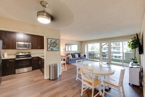 Del Rey Apartment | The Electric Blue Abode, Oceanside