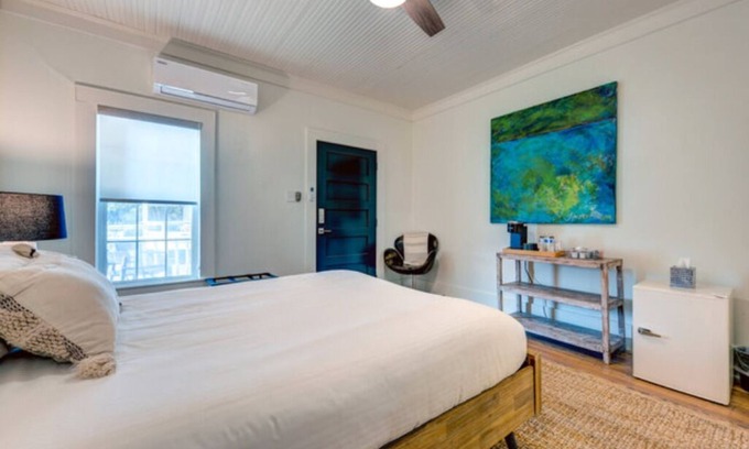 Warrenton Apartment | The Elegant Room Three