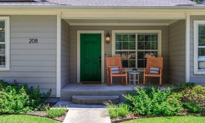 Fredericksburg House | The Emerald Door | Hot Tub | Fire Pit