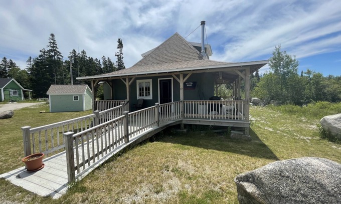Vinalhaven Cabin | The Enoch Cottage at East Boston Quarry
