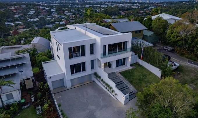 Buderim House | The entire house to yourself. A luxurious residence with panoramic costal views.