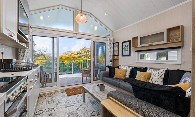 Wiseman's Bridge Ski Chalet | The Escape - Luxury Pod, Close to the beach