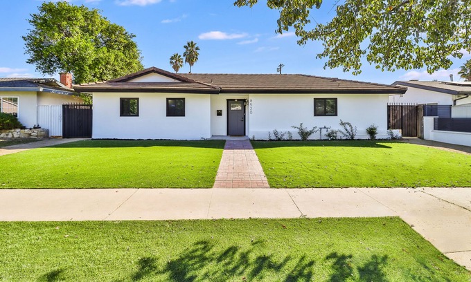 Winnetka House | The Escape Luxury Pool Home 30 minutes to Hollywood
