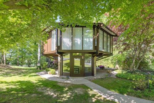 Cheat Lake House | The Escape Pod Cheat Lake, Morgantown, Hot Tub, 2Bed, 2Bath