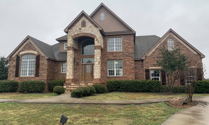 Ardmore House | THE EXECUTIVE TWO STORY “WHERE TO STAY WHEN YOUR AWAY”(JACUZZI, ADA COMPLIANT)