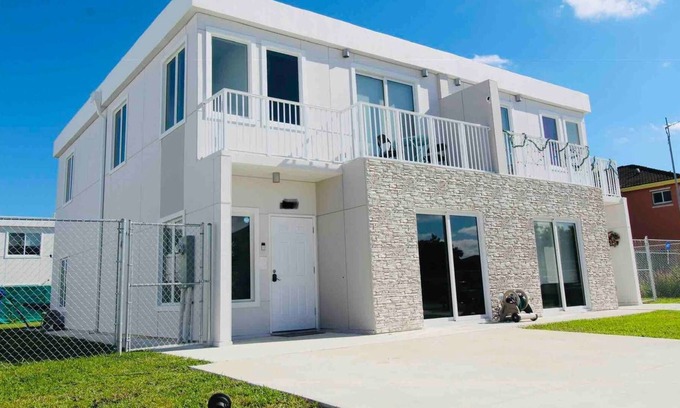 Princeton House | The Fanta Sea House - New and Modern close to MIA Zoo, Homestead Speedway & Entrance