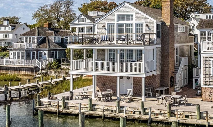 Edgartown House | The Ferry House On Edgartown Harbor