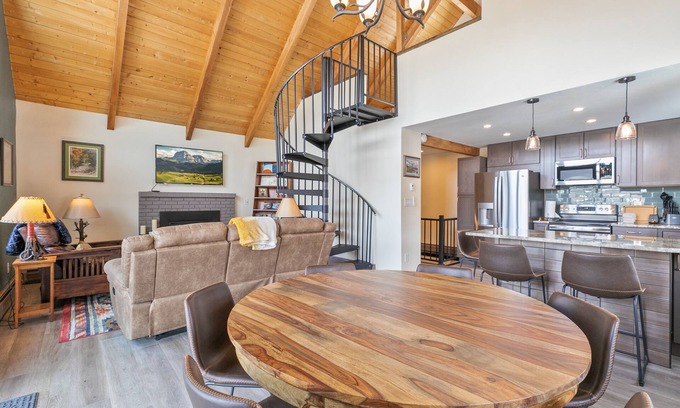 Blue River House | The Fishermen’s Place: Mountain Views + Dog Friendly
