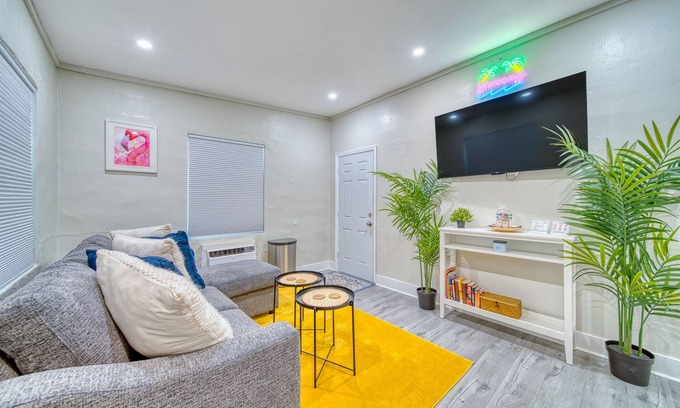 Hialeah Apartment | 🦩The Flamingo🦩🌴Tropical Vibes & Cozy Nights 🌴