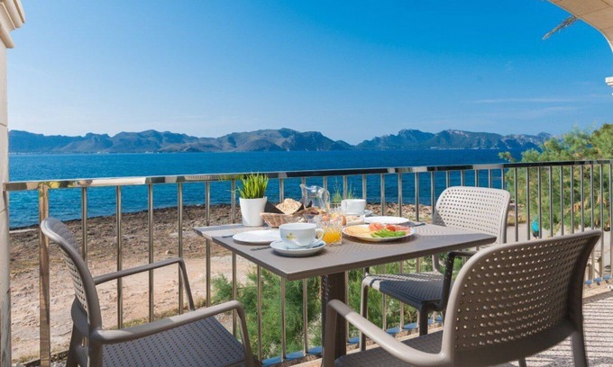 Marina Manresa House | The flat is located on the first floor of a villa.