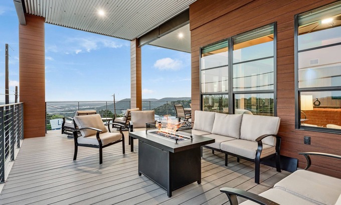 Lago Vista House | The Flight Deck Fly-in Austin Airpark Hangar Home 3 Bedroom Home