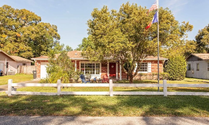 Bearss Plaza House | The Flo's house, French charm in Florida to relax