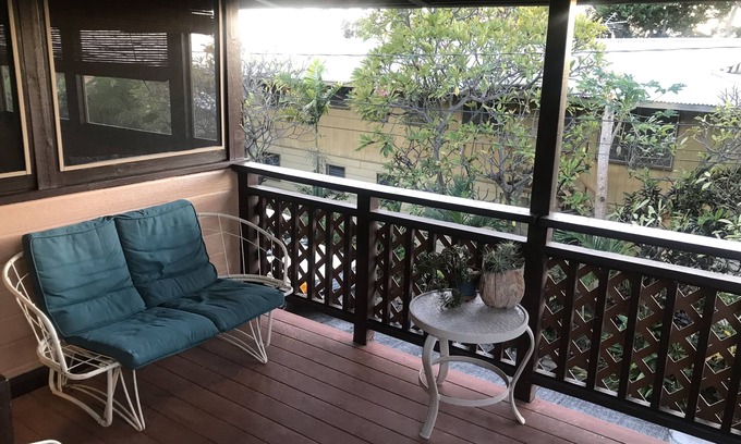 Historic Kailua Village Apartment | The Flying Honu is located in the heart of Kona Town