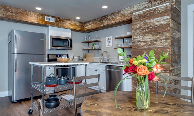 Luray House | The Flynn- Cute & Cozy Home on Main St, Luray - right downtown! Chef available