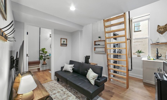 St. Charles Apartment | The Fox Suite at Divine Otter