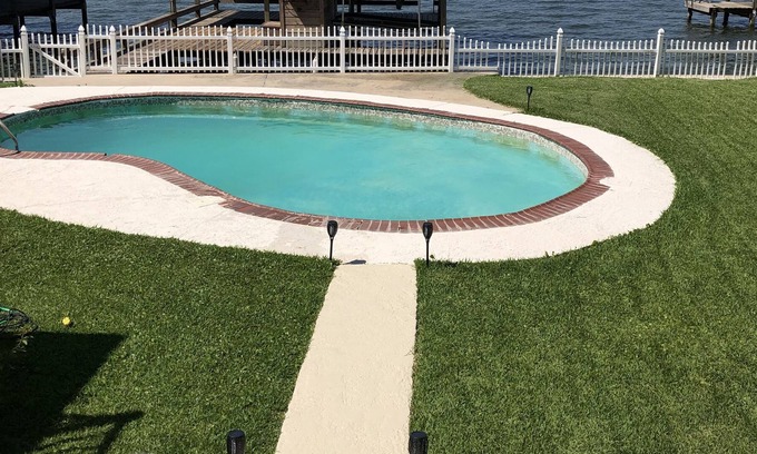 West Livingston House | The French house on the lake