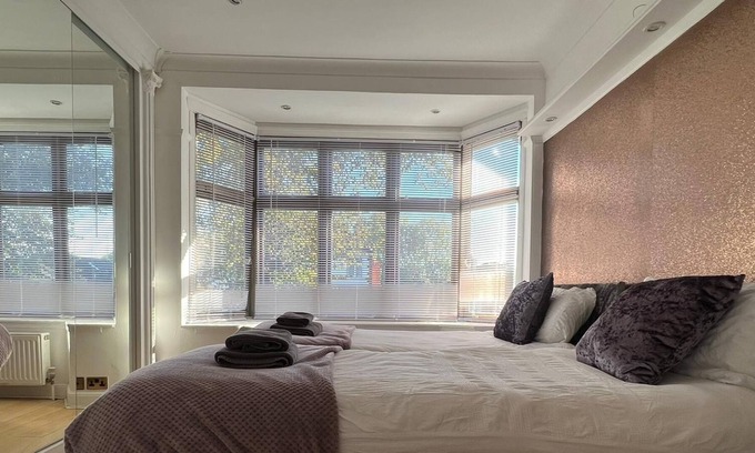 Peterborough House | The Fulbridge House by Incredible Stay