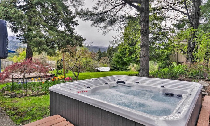 White Salmon House | ‘The Fusion’ Retreat on 4 Acres: Hike On-Site!