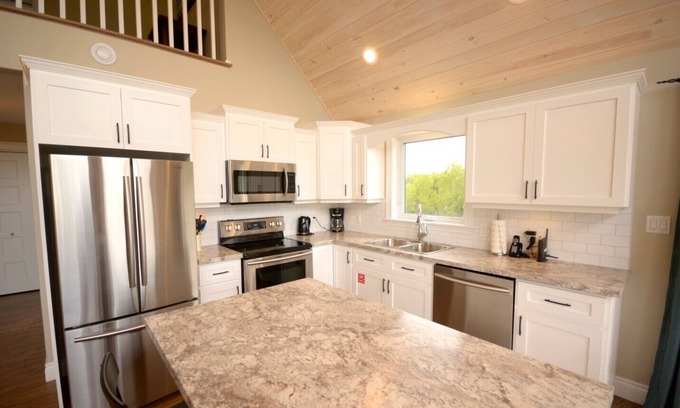 Stanley Bridge House | The Gables of PEI Resort: Admiral's Escape with Private Outdoor Hot Tub!
