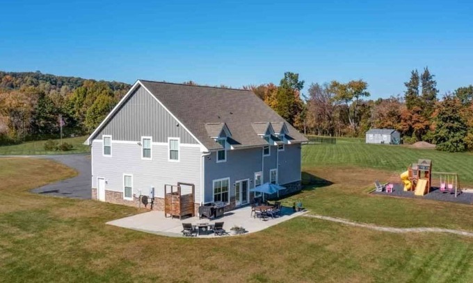 Leesburg Villa | The Garage Mahal w/scenic views
