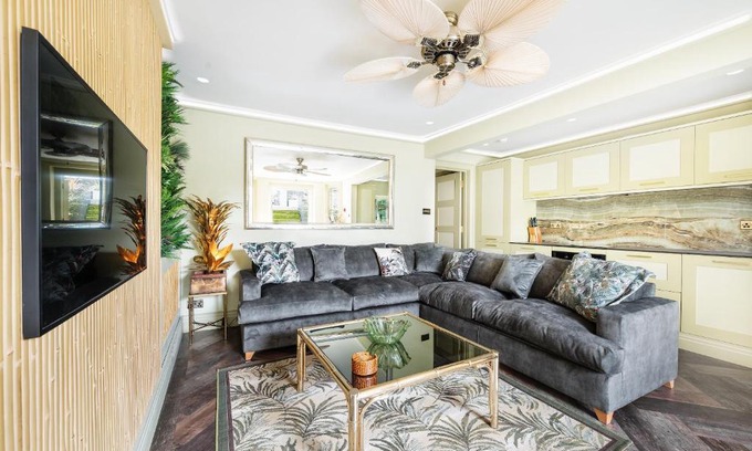 Seafront Apartment | The Garden Flat