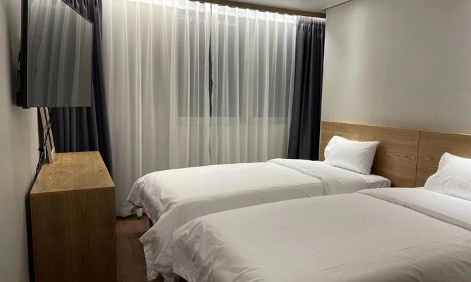 Ikseon-dong Hanok Village Hotel | The garden hotel