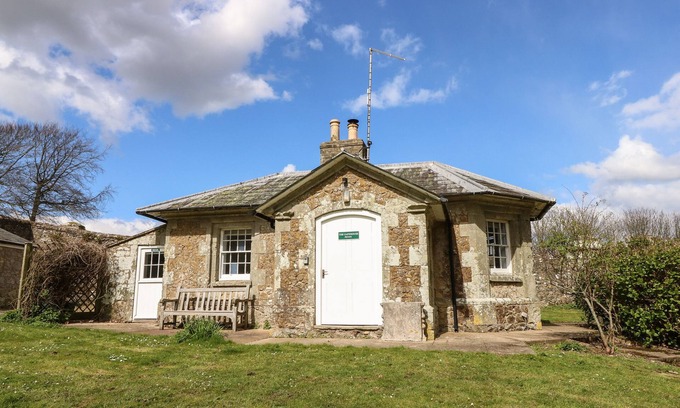 Godshill Cottage | THE GATE HOUSE, pet friendly, character holiday cottage in Wroxall