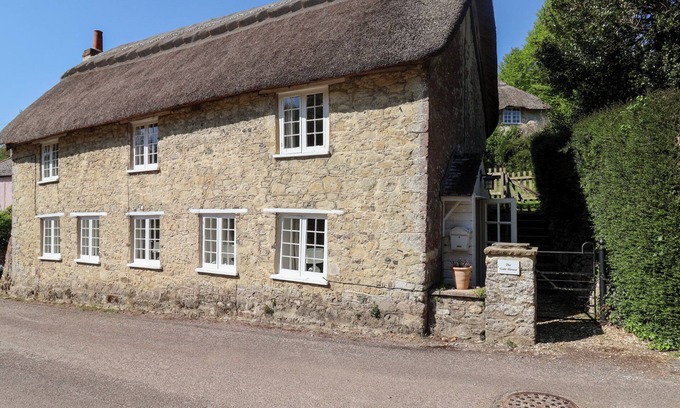 Axmouth Cottage | THE GATEHOUSE, pet friendly, country holiday cottage in Axmouth
