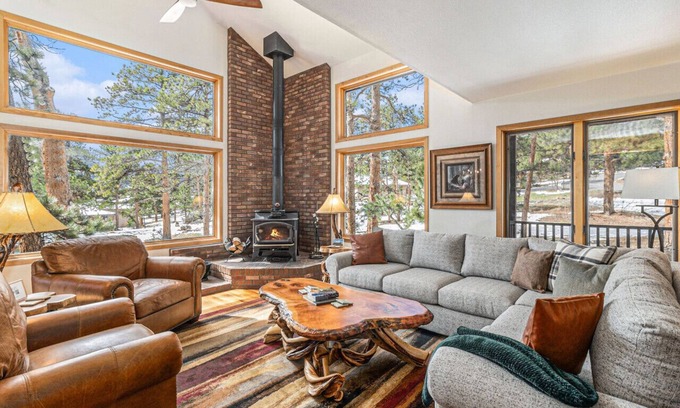 Estes Park House | The Gathering Place-Luxe Family Home with Mt Views, Hot tub, & A/C!