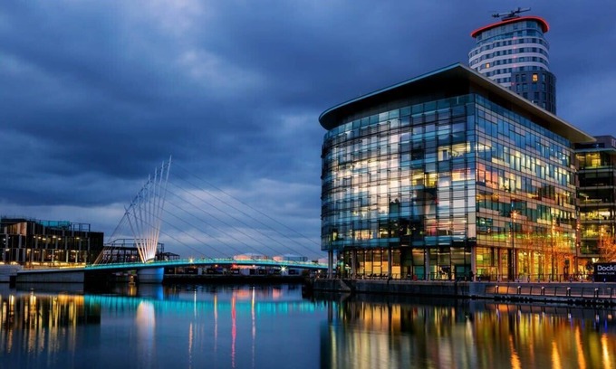 Trafford Apartment | The Gathering Sale Manchester - Sleeps Up To 22