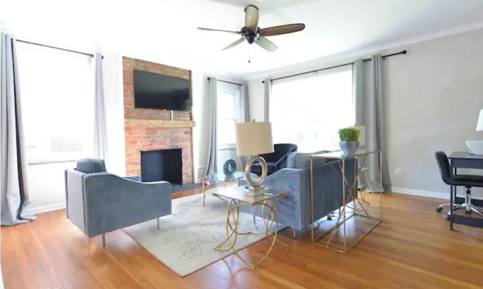 Grandview Heights Apartment | The Gatsby Hot Tub Patio King Bed Fast WiFi Near OSU and Victorian Village