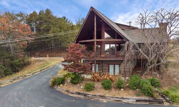 Blue Ridge Ski Chalet | The Giant Peach Chalet- BRAND NEW LISTING- 5 min to DT Blue Ridge