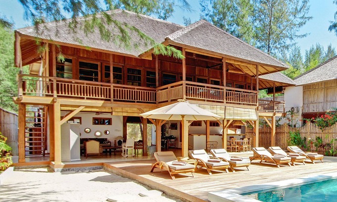 Gili Trawangan Villa | The Gili Beach Resort, 4 Bedrooms Villa Gili Trawangan - Beach Front