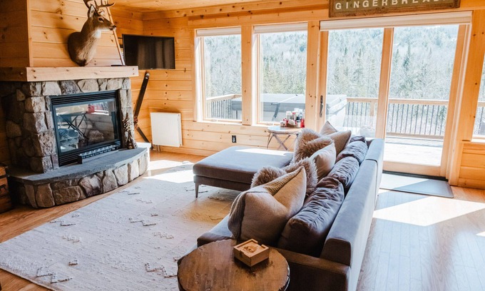 Bethel House | "The GingerBread" 10 min from Sunday River with a Hot Tub to come home to!