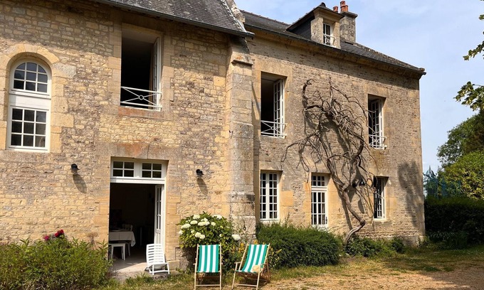 Audrieu House | The Gite de la Motte, a large house within castle