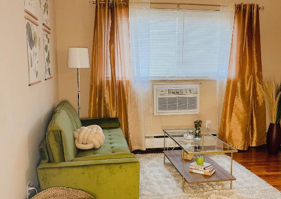 Mount Auburn Apartment | The gold Apple with king bed Walking distance to Downtown close to Cincinnati sports Stadiums