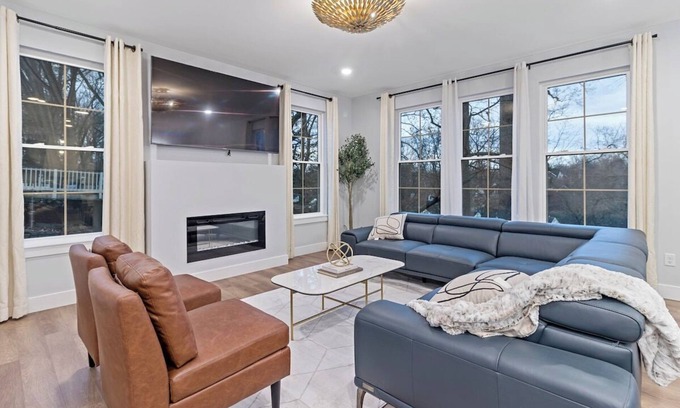 Roselawn Finance House | The Gold Standard of Oakley New Construc 4bd/4.5bt
