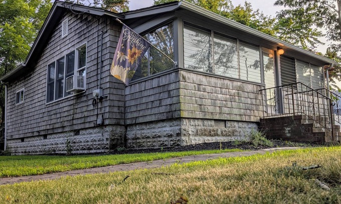 Mastic Beach House | “THE GOOSE” A Charming 2-bedroom bungalow with WiFi and AC in Mastic Beach.