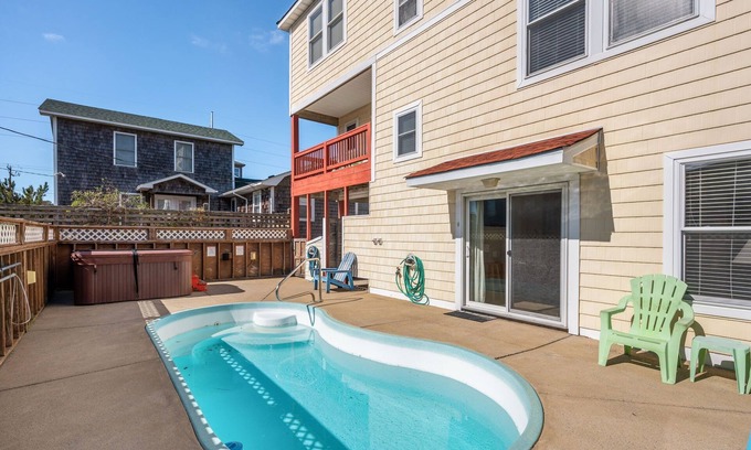 Kill Devil Hills House | The Gorbals:Oceanside, pool, hot tub, close to the beach & Wright Bro's Memorial