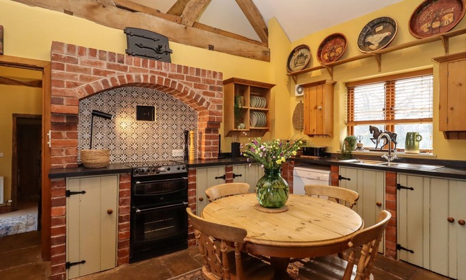 Eaton Mascott Cottage | The Granary