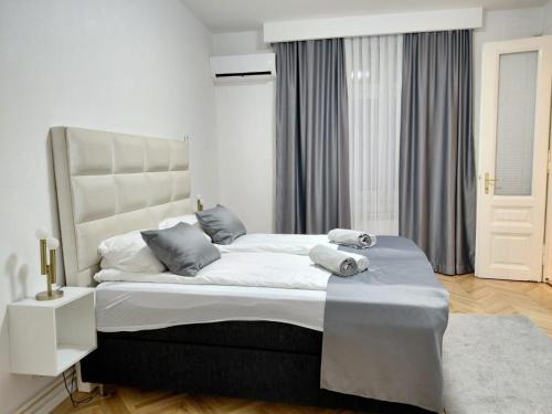 Old Town Apartment | The Grand Central Apartment