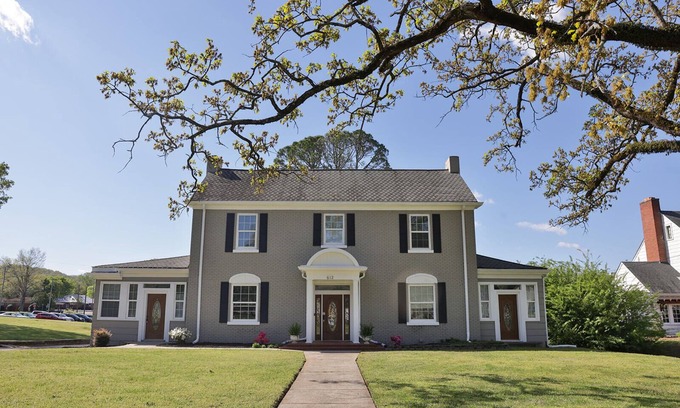 Anniston House | The Grand Colonial Manor on East 11th - 3 Kings!