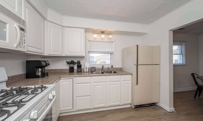 Ludlow Apartment | The Grand Elm Suite 2 Sleeps 6