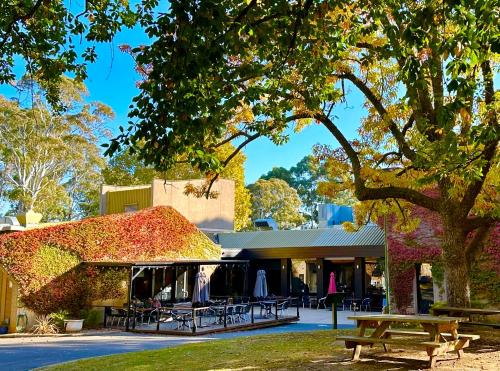 Beechworth Hotel | The Grand Oaks Resort