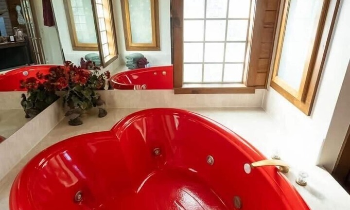 Eureka Springs Cabin | The Grand View, Heart Shaped Tub at Red Bud Valley